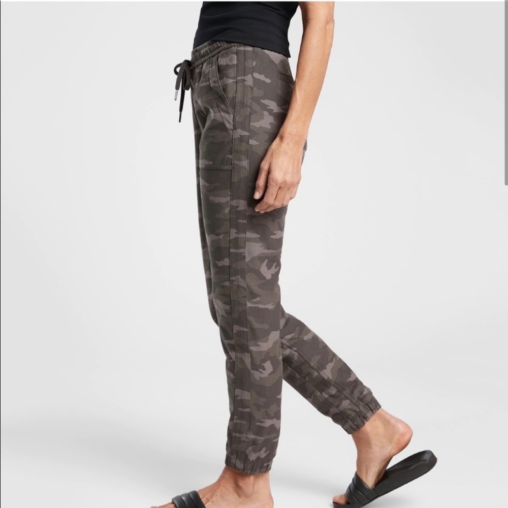 Athleta Camo Farallon Jogger NWT size 4